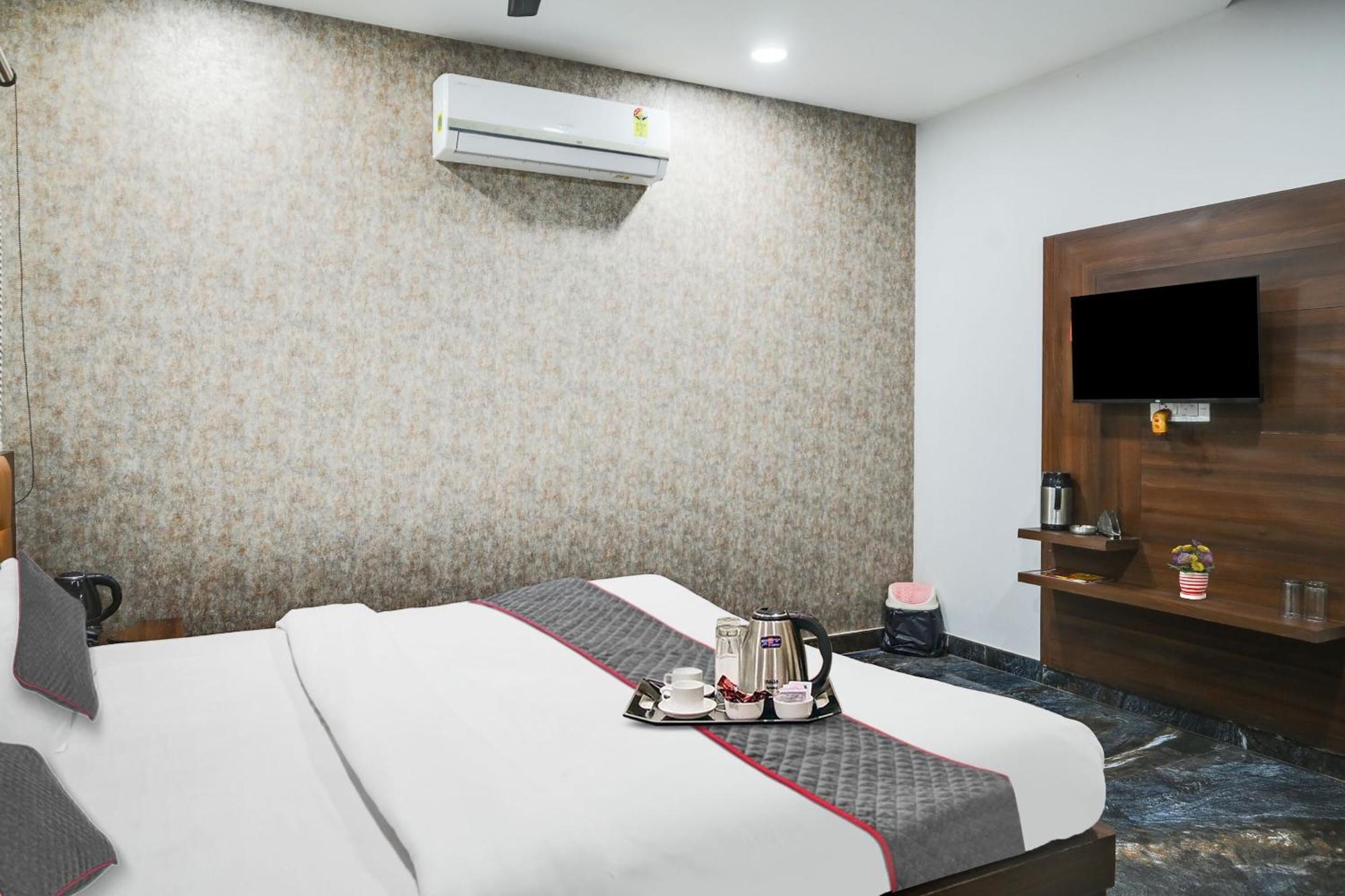 Townhouse Oak Hotel Ar Ganges Premium Varanasi Exterior foto