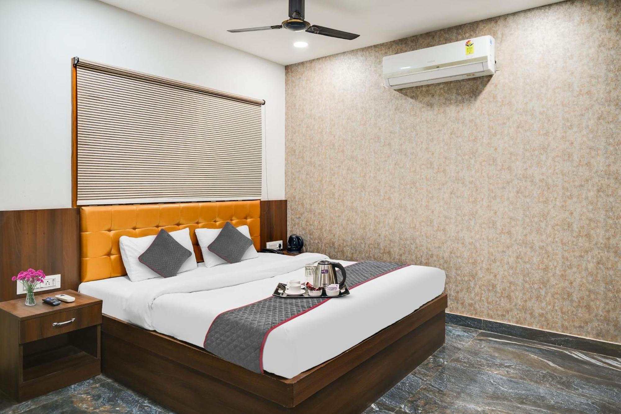 Townhouse Oak Hotel Ar Ganges Premium Varanasi Exterior foto